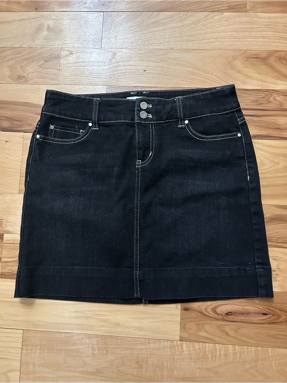 White House Black Market Denim Skirt size 2 Cotton and Elastane (H-21)